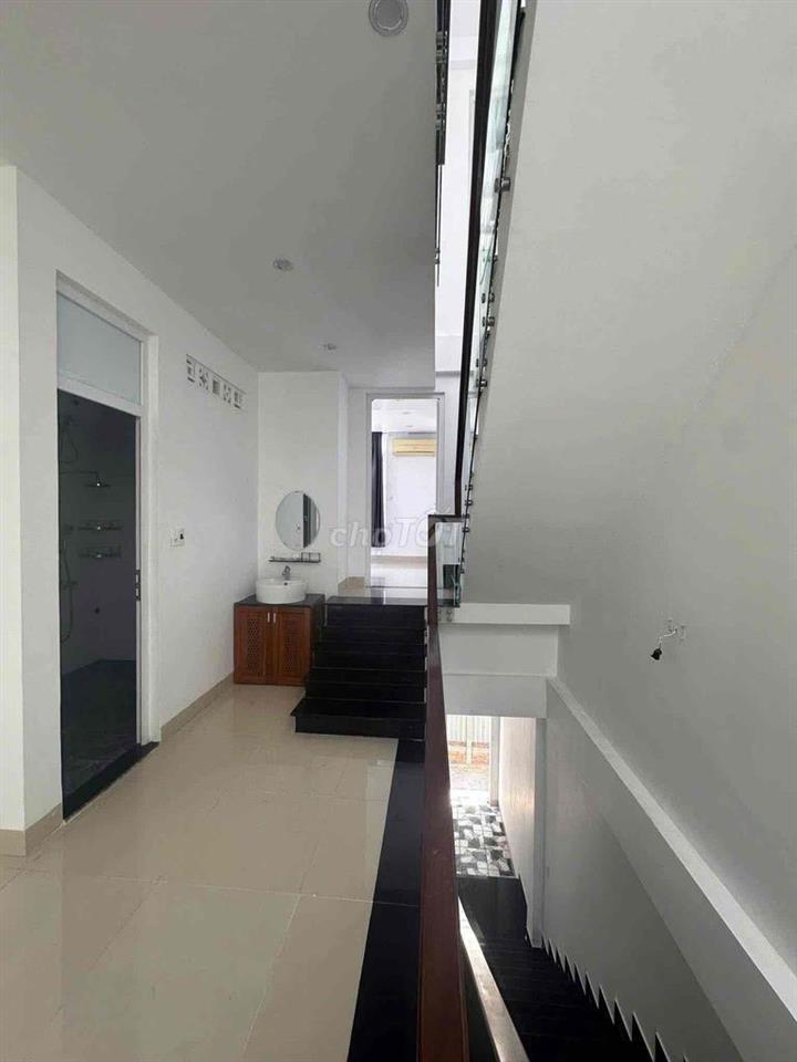 nhà 3 tầng sát biển Bầu Năng 1
