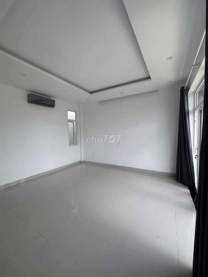 nhà 3 tầng sát biển Bầu Năng 1
