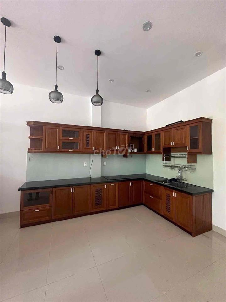 nhà 3 tầng sát biển Bầu Năng 1