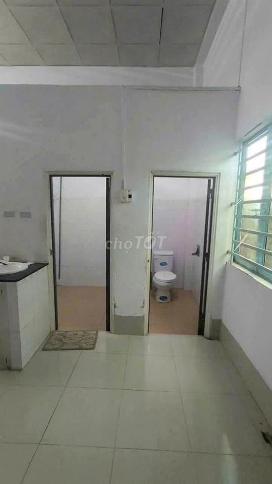 Bán gấp gia 1ty070 căn nhà lầu bỏ trống nằm ngay hẻm Tân XUân, Hóc Môn