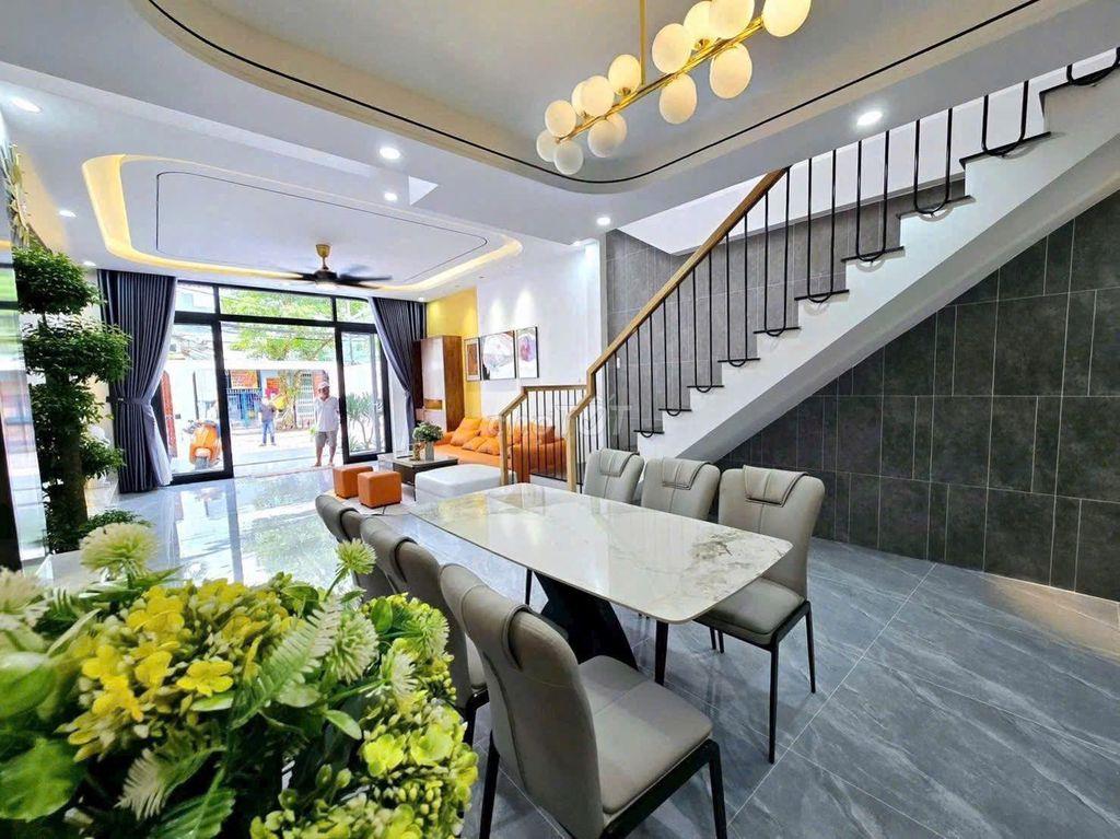 CHỦ CHUYỂN CÔNG TÁC BÁN GẤP NHÀ 2 MẶT TIỀN 100M2 SỔ RIÊNG NGAY CHỢ CÁ!