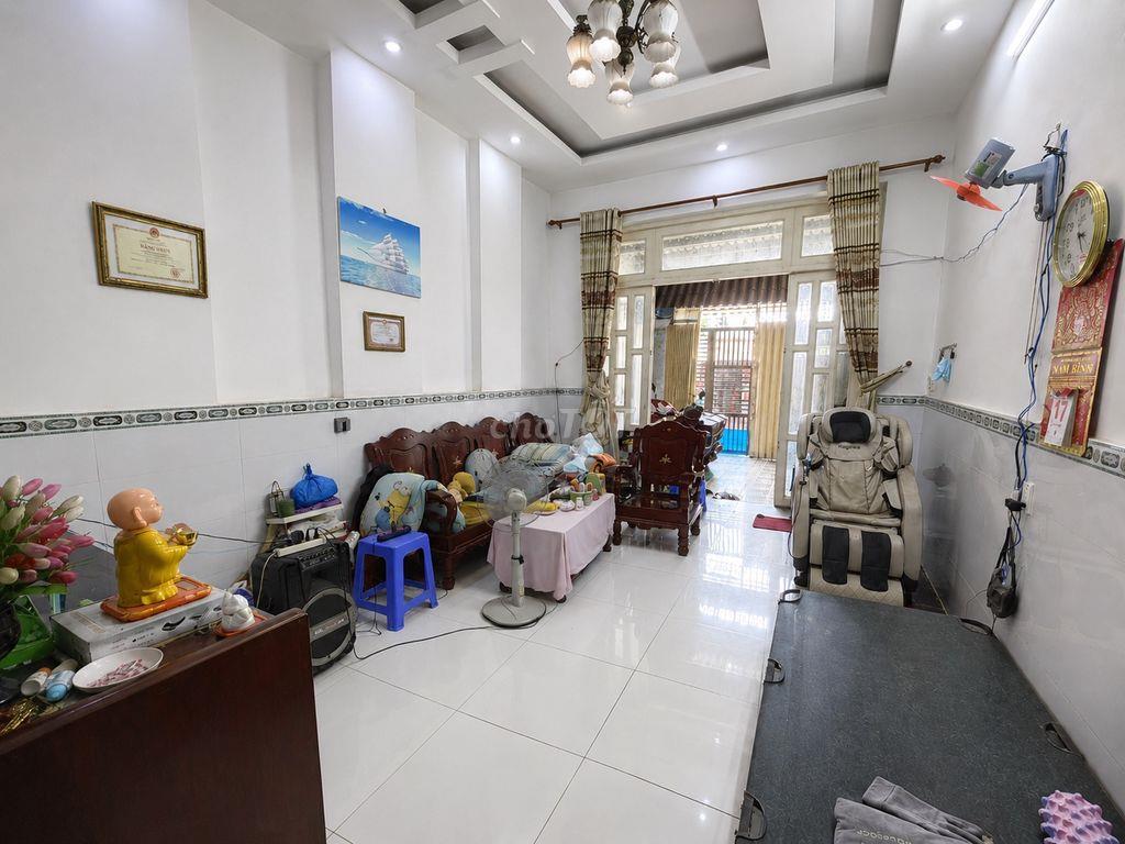 Nhà 4x17, 4 lầu, có sân để xe hơi 