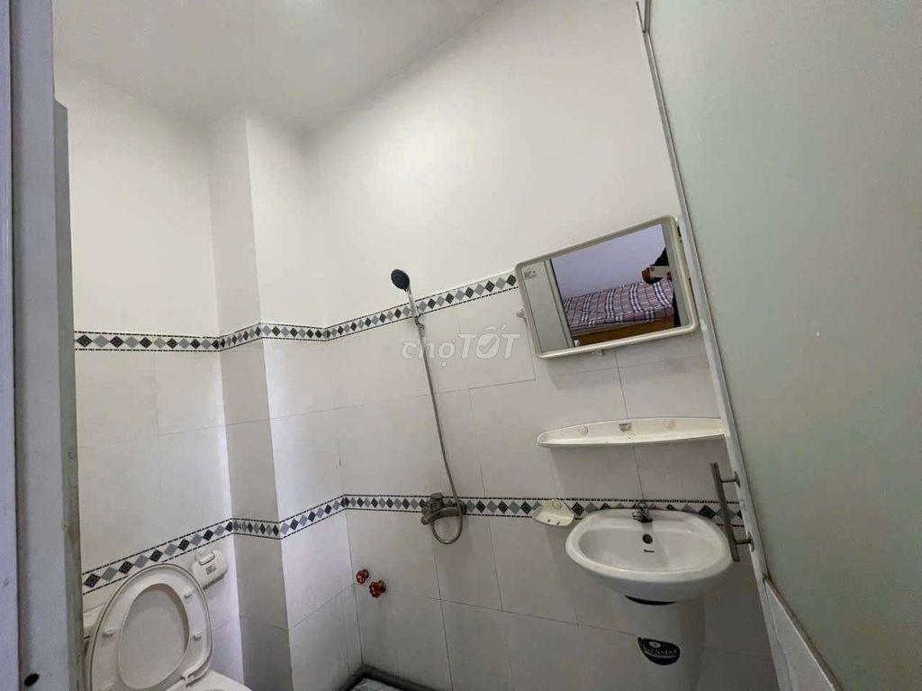phòng đẹp y hình, sẵn máy lạnh, giường nệm, thoáng mát 