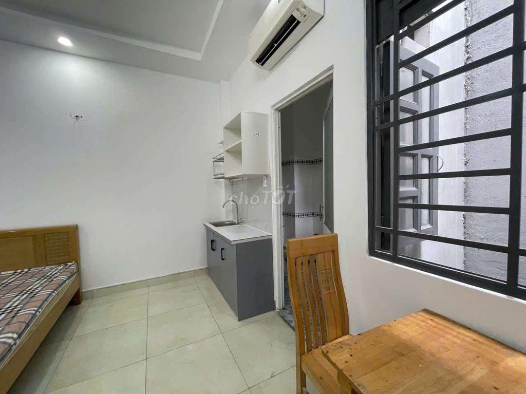 phòng đẹp y hình, sẵn máy lạnh, giường nệm, thoáng mát 