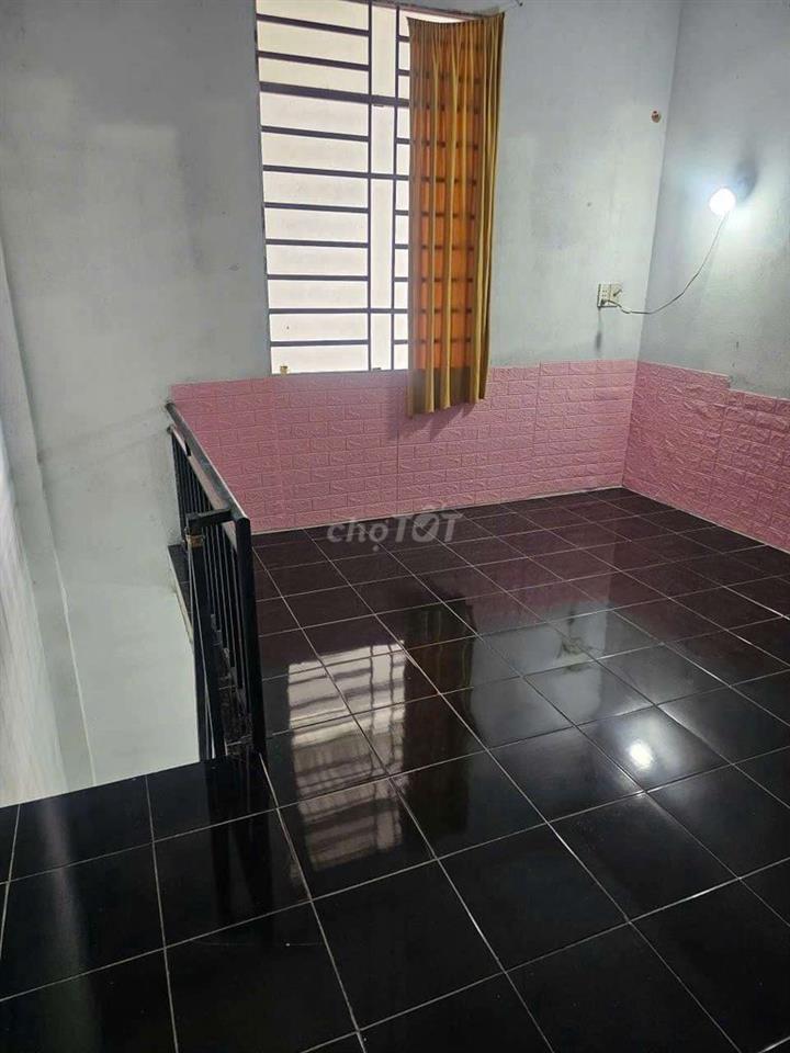 Trống 1p dưới đất gác cao dắt xe vô phòng ngay KDC Vĩnh Lộc 