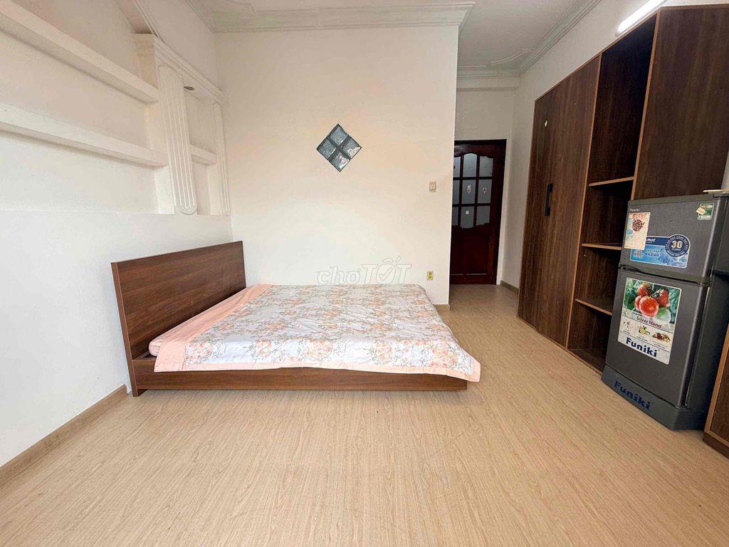 CHO THUÊ CĂN HỘ BAN CÔNG FULL NỘI THẤT NGAY CỔNG ĐH VĂN LANG
