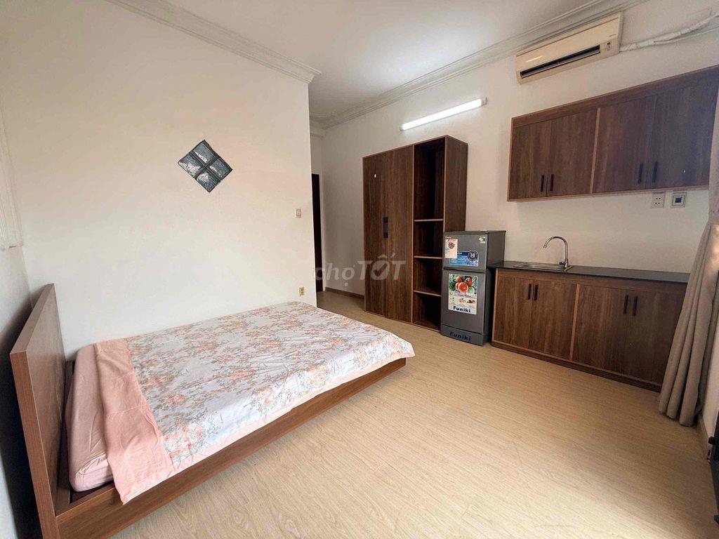 CHO THUÊ CĂN HỘ BAN CÔNG FULL NỘI THẤT NGAY CỔNG ĐH VĂN LANG