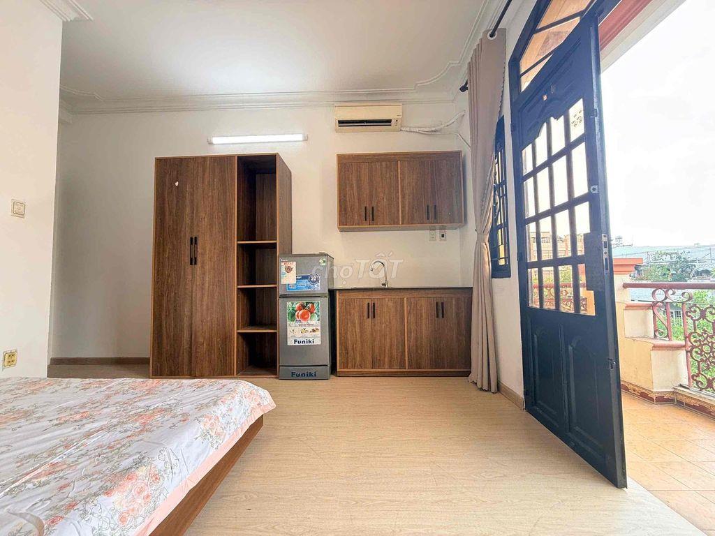 CHO THUÊ CĂN HỘ BAN CÔNG FULL NỘI THẤT NGAY CỔNG ĐH VĂN LANG