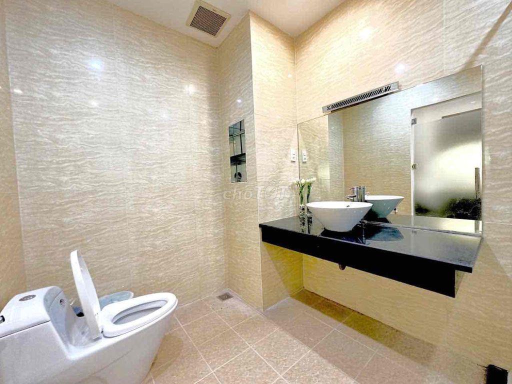 STUDIO MỚI TINH ĐI BỘ QUA UTH, HUTECH