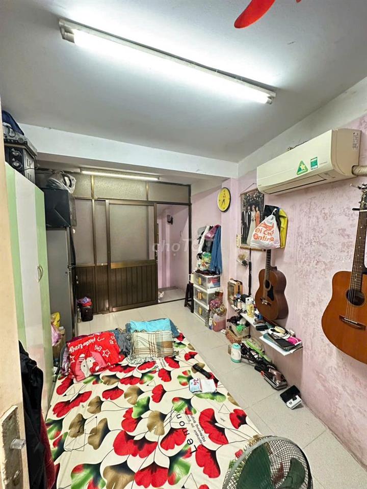 - Nhà 3 lầu giá rẻ