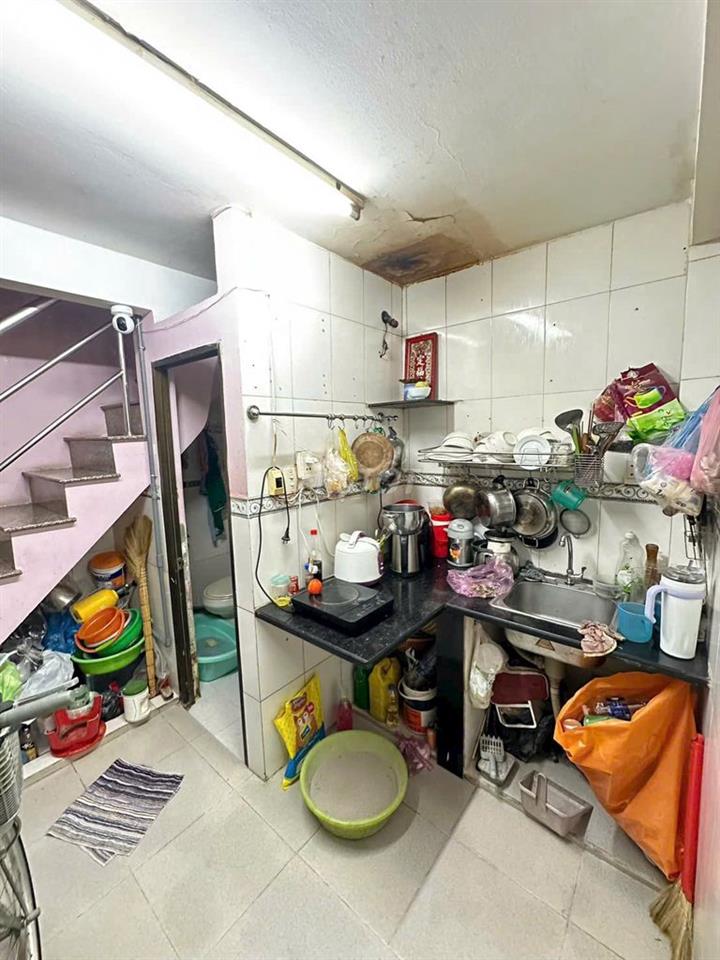 - Nhà 3 lầu giá rẻ
