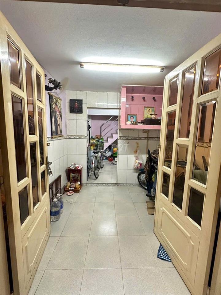 - Nhà 3 lầu giá rẻ