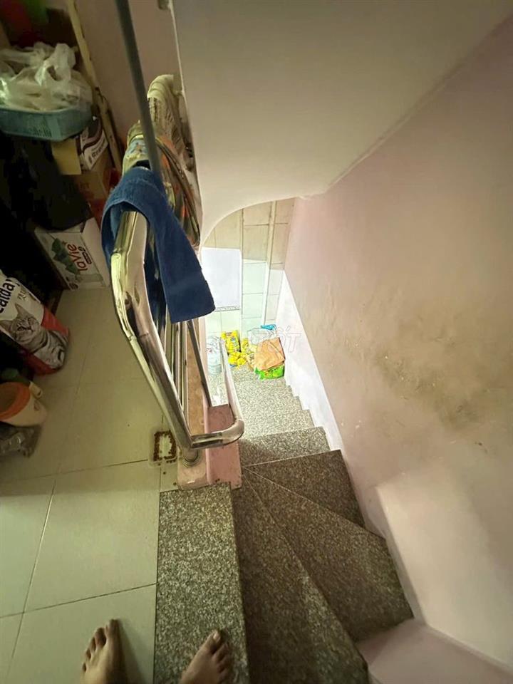- Nhà 3 lầu giá rẻ
