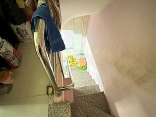 - Nhà 3 lầu giá rẻ