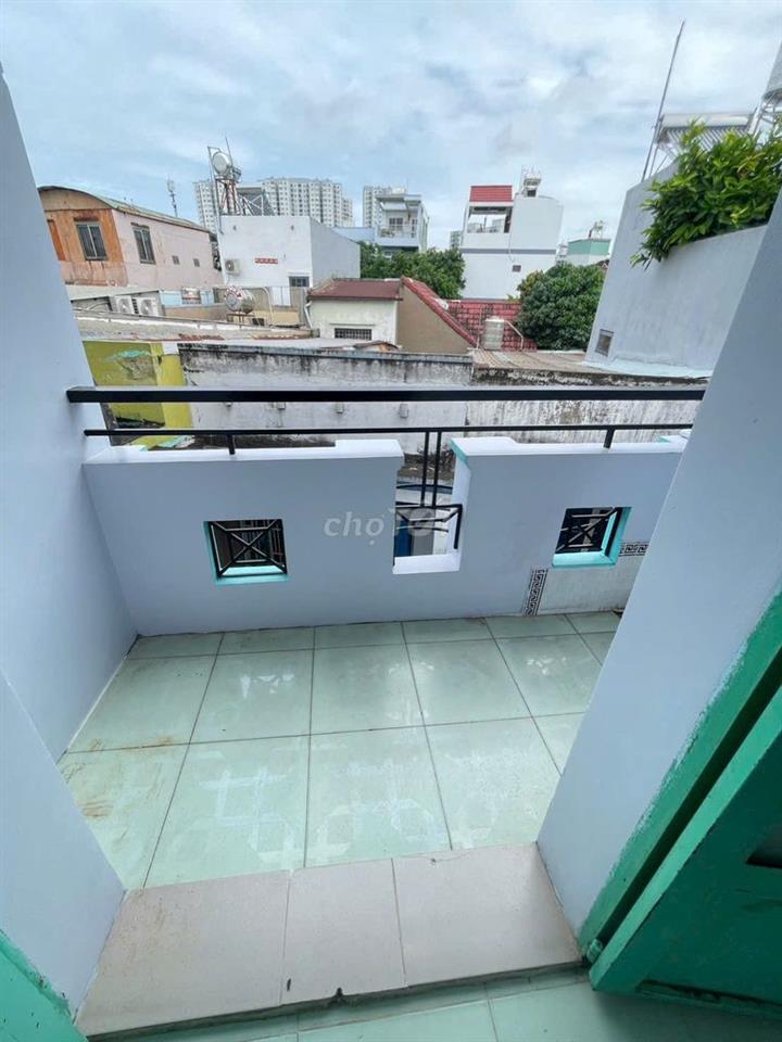 - Nhà đẹp 3 lầu đúc