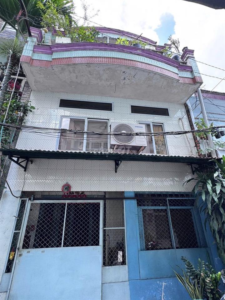 - Nhà 3 lầu giá siêu tốt