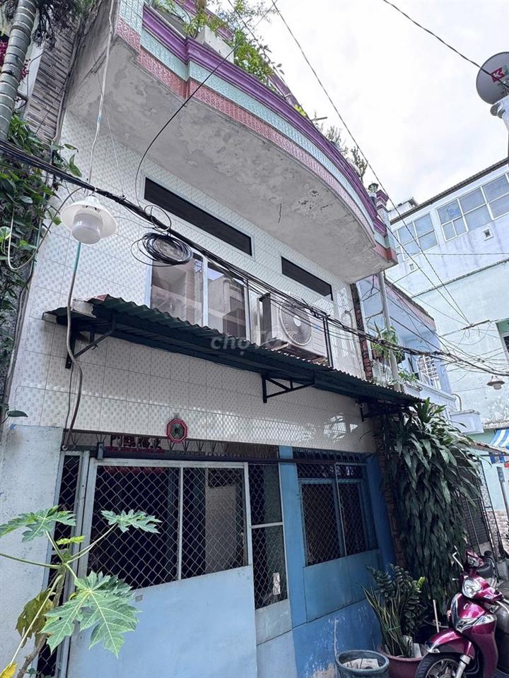 - Nhà 3 lầu giá siêu tốt
