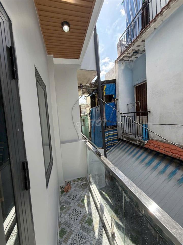 - Nhà đẹp 3 lầu 