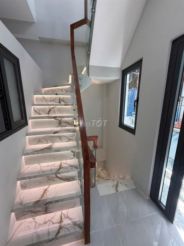 - Nhà đẹp 3 lầu 