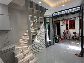 - Nhà đẹp 3 lầu 