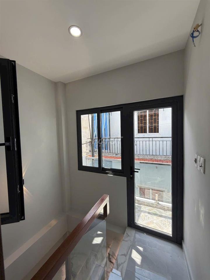 - Nhà đẹp 3 lầu 