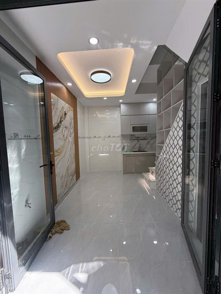 - Nhà đẹp 3 lầu 