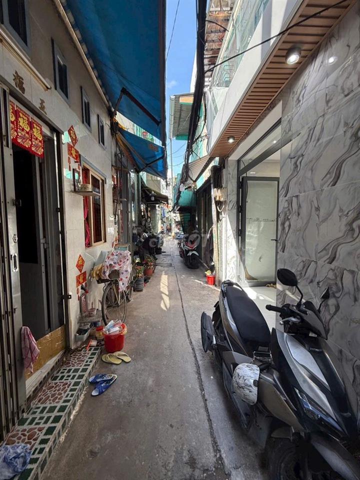 - Nhà đẹp 3 lầu 