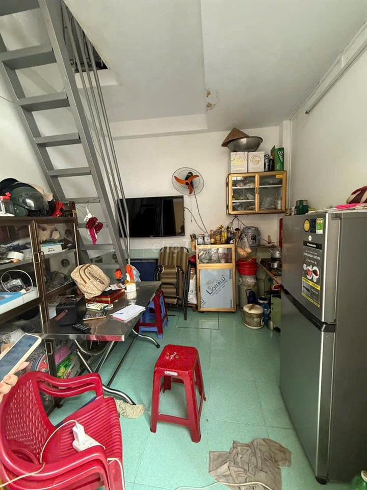 - Nhà nhỏ 4 lầu rẻ