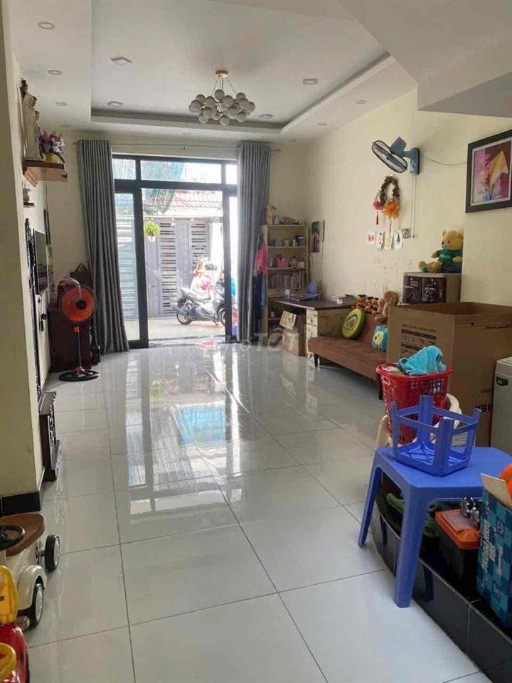 Bán nhà sát chợ Lạc Quang