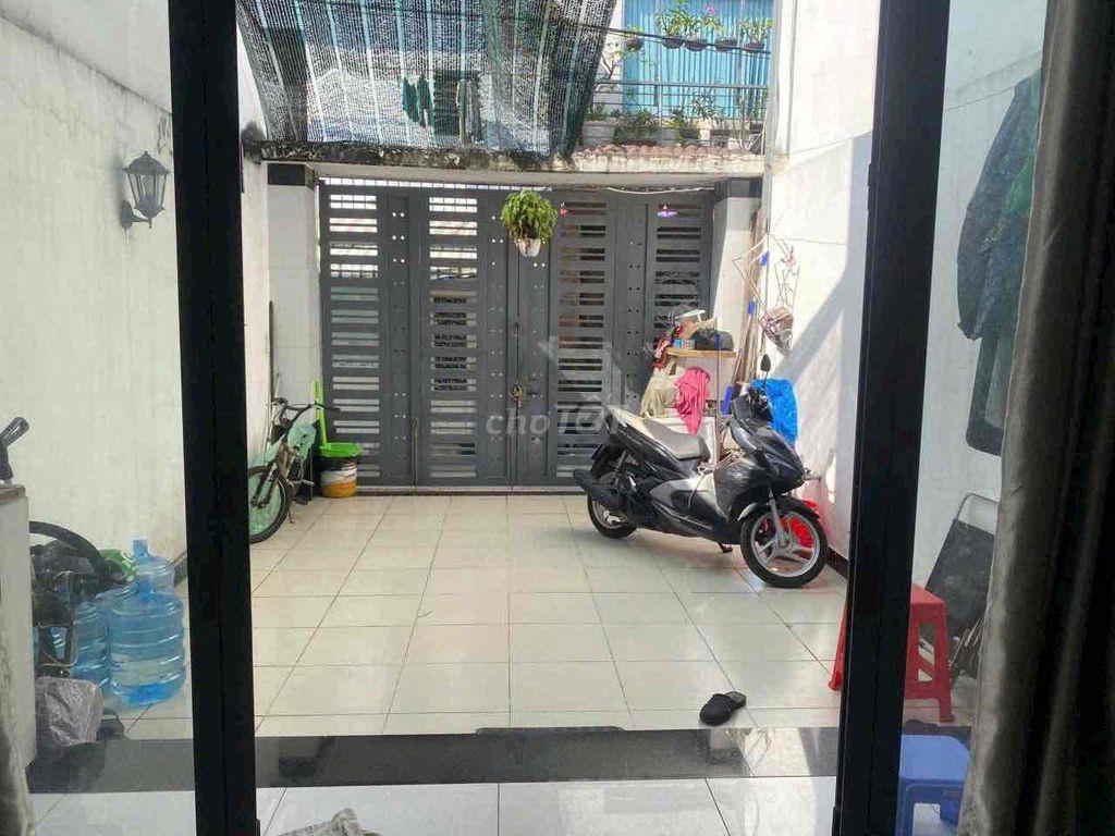 Bán nhà sát chợ Lạc Quang