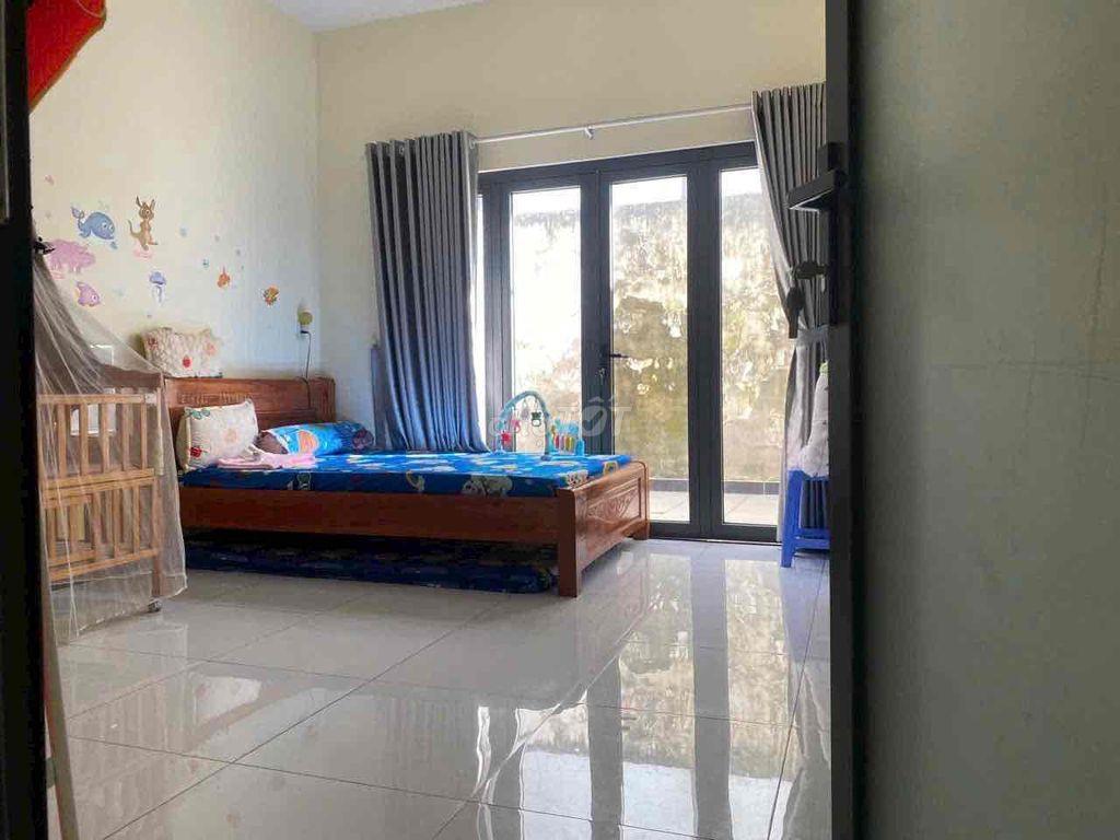 Bán nhà sát chợ Lạc Quang