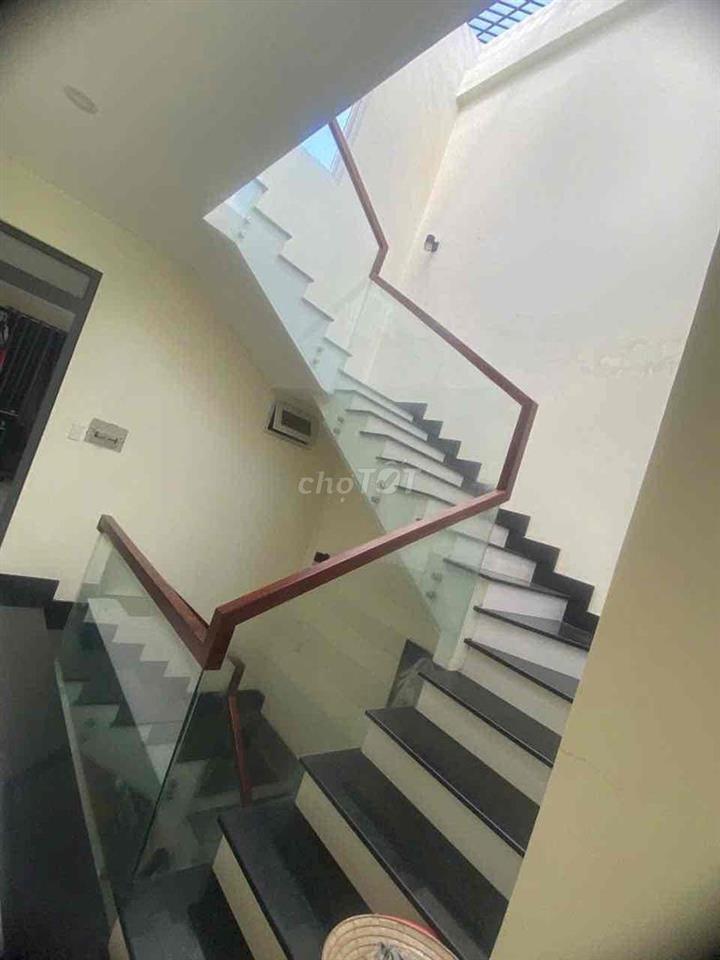 Bán nhà sát chợ Lạc Quang