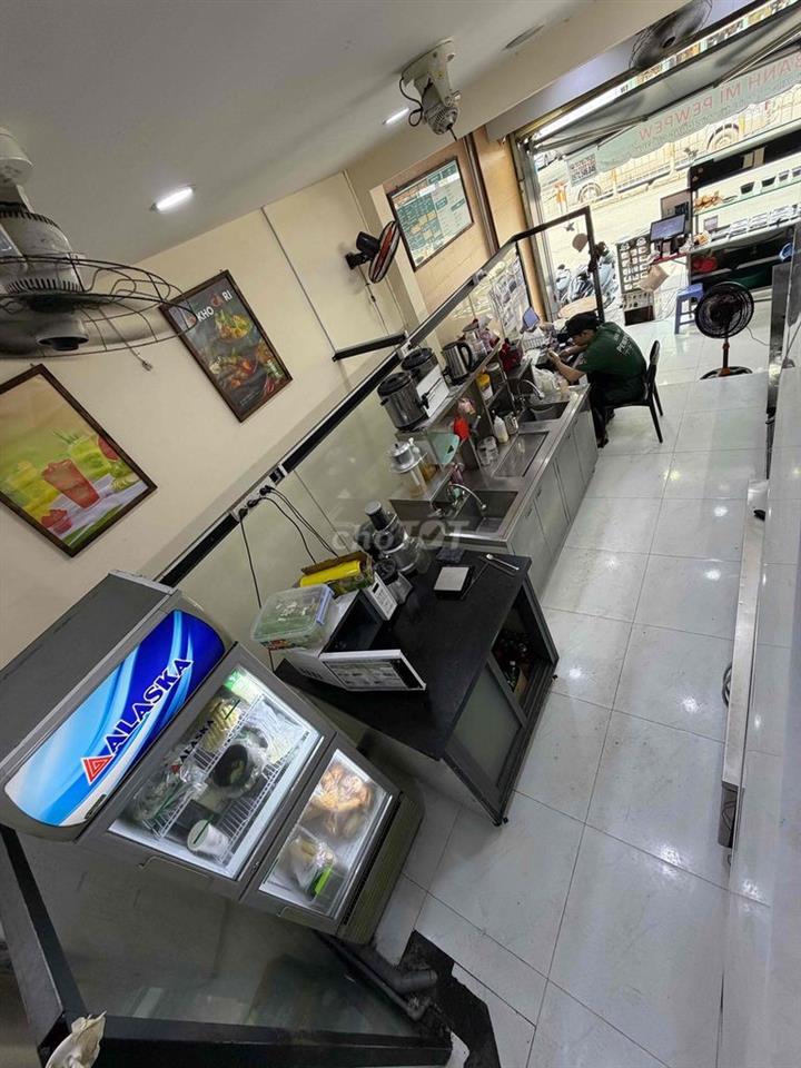CHO THUÊ NHÀ NGUYÊN CĂN MẶT TIỀN - NGAY VINCOM ĐÈN ĐỎ - NGÃ TƯ