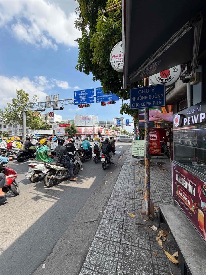 CHO THUÊ NHÀ NGUYÊN CĂN MẶT TIỀN - NGAY VINCOM ĐÈN ĐỎ - NGÃ TƯ