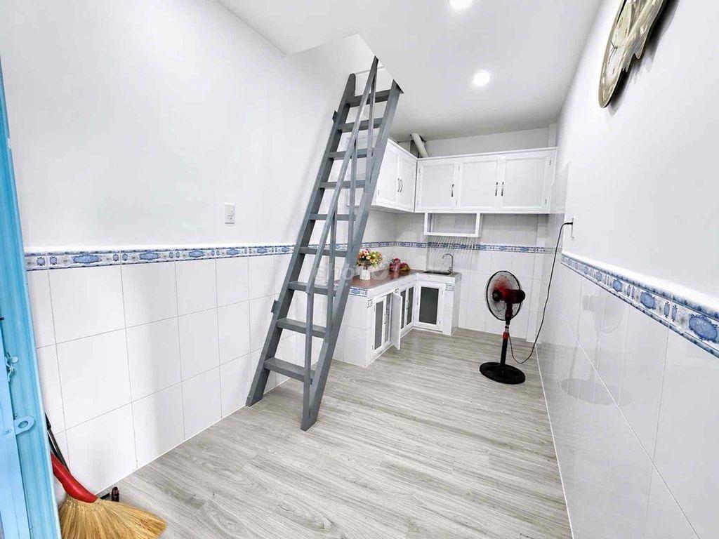 NHỈNH 1 TỶ NHÀ 3 TẦNG + LỮNG SÁT CHỢ LỢN DTSD 40m2