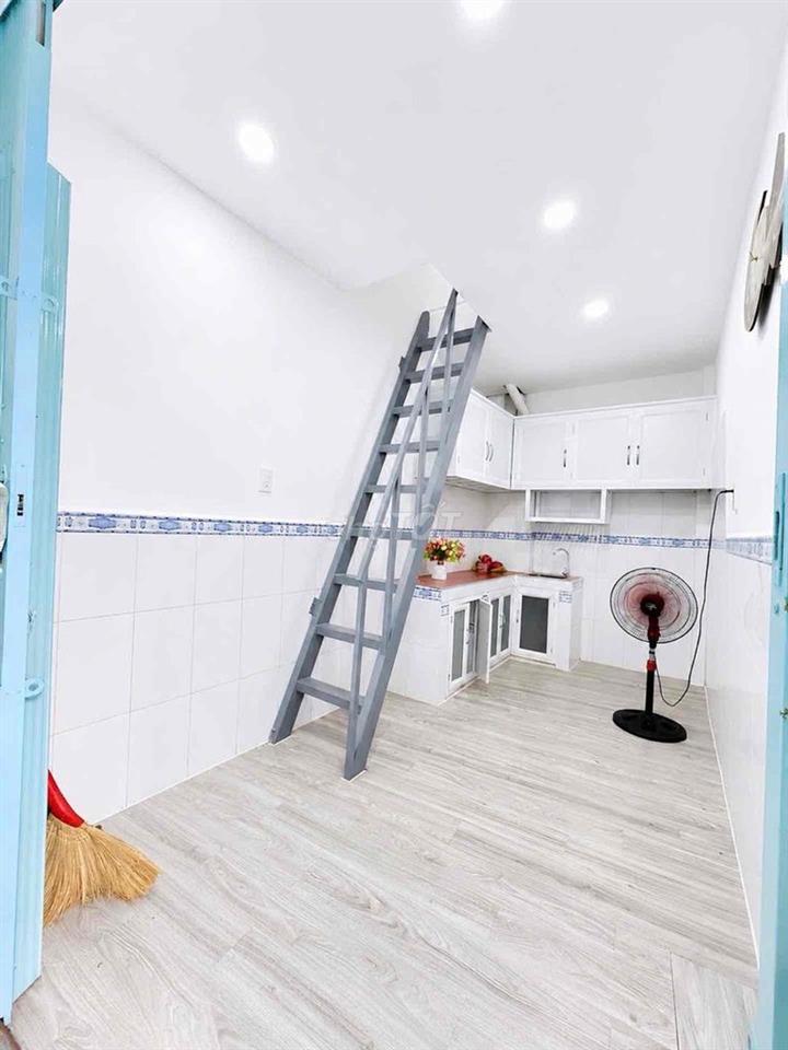 NHỈNH 1 TỶ NHÀ 3 TẦNG + LỮNG SÁT CHỢ LỢN DTSD 40m2