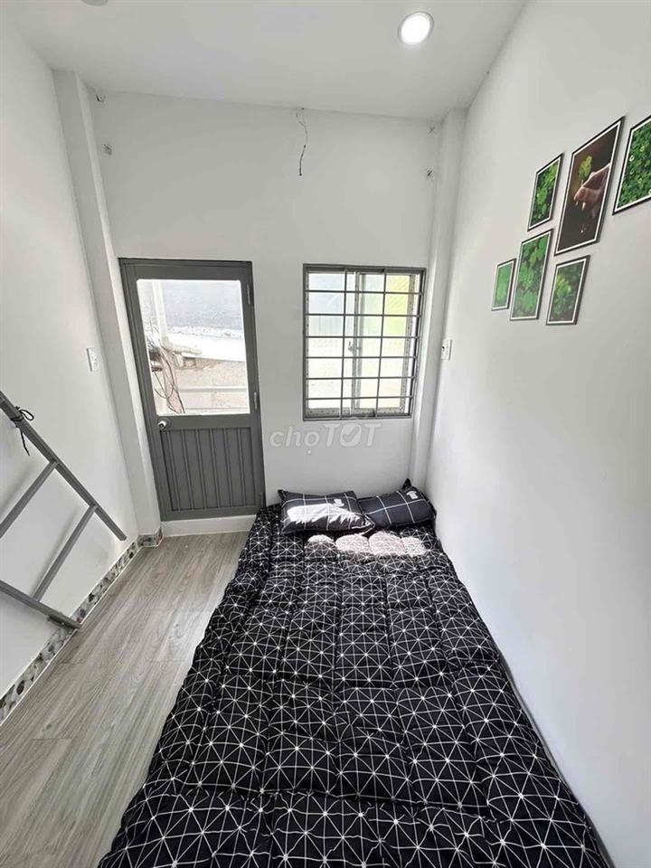 NHỈNH 1 TỶ NHÀ 3 TẦNG + LỮNG SÁT CHỢ LỢN DTSD 40m2