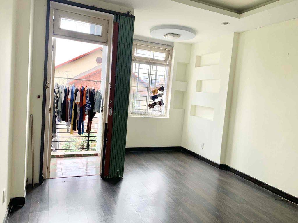 Phòng full nội thất, bếp và toilet riêng, có bancong, quận 8