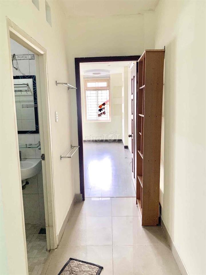 Phòng full nội thất, bếp và toilet riêng, có bancong, quận 8