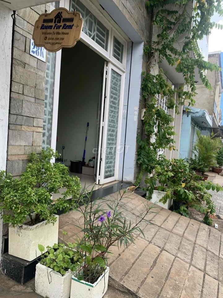 Phòng full nội thất, bếp và toilet riêng, có bancong, quận 8