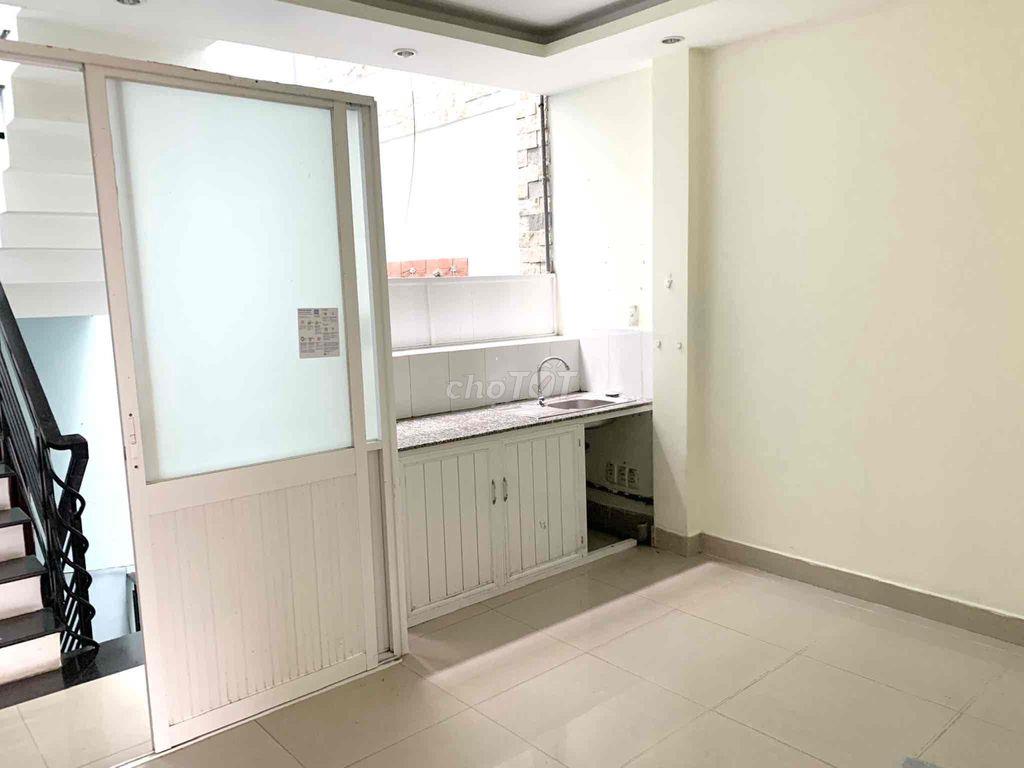 Phòng full nội thất, bếp và toilet riêng, có bancong, quận 8