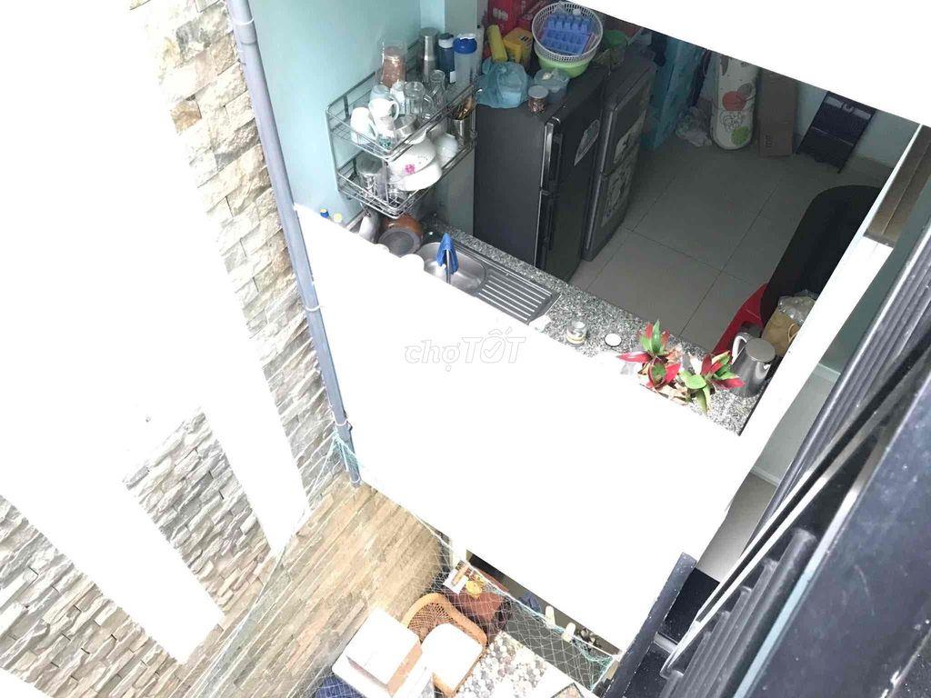 Phòng full nội thất, bếp và toilet riêng, có bancong, quận 8