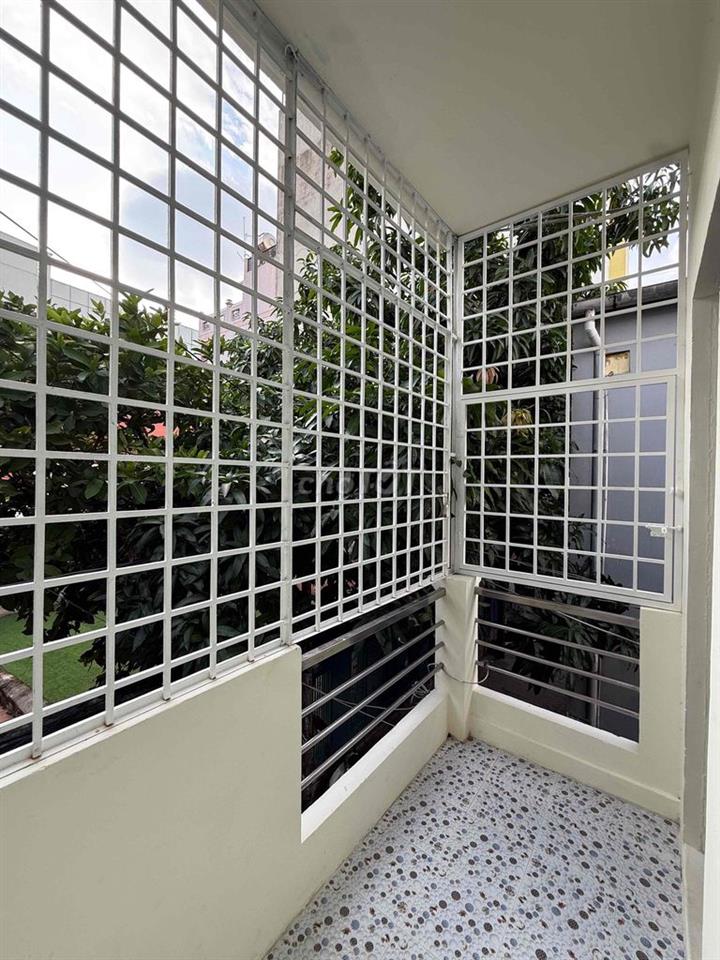 Nhà đầu hẻm cách đường lớn 20m có hẻm hông