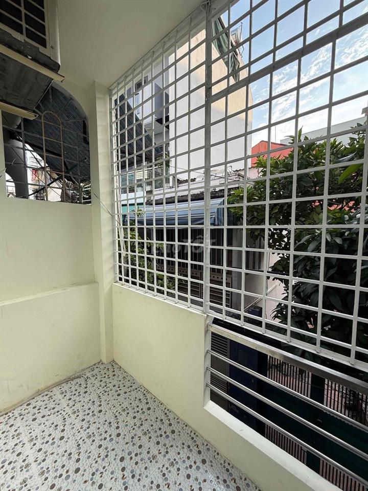 Nhà đầu hẻm cách đường lớn 20m có hẻm hông