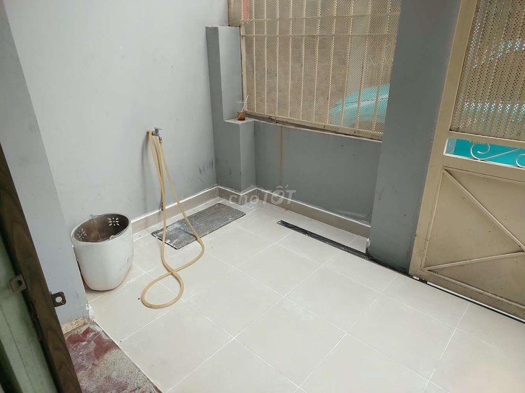 Nhà căn góc hẻm xe hơi đường Lạc Long Quân.