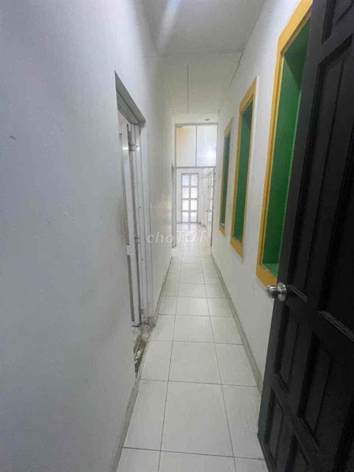 lầu 1 có 2 phòng 1 wc  có ban công  ở gđ 4 đến 5 người