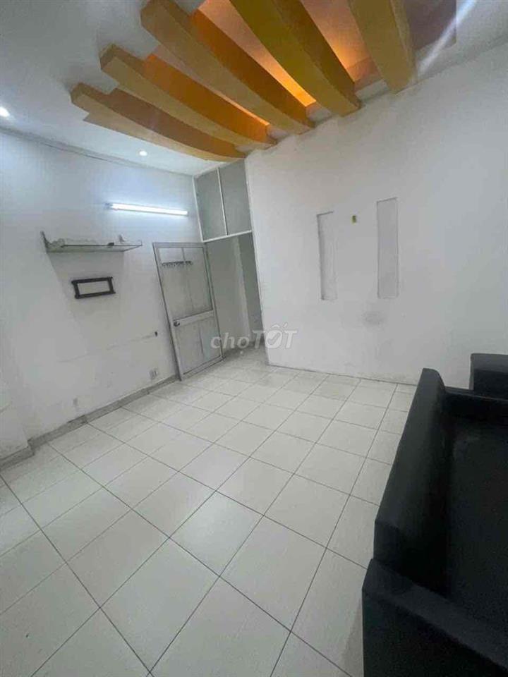 lầu 1 có 2 phòng 1 wc  có ban công  ở gđ 4 đến 5 người