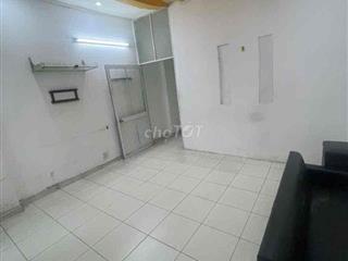 lầu 1 có 2 phòng 1 wc  có ban công  ở gđ 4 đến 5 người