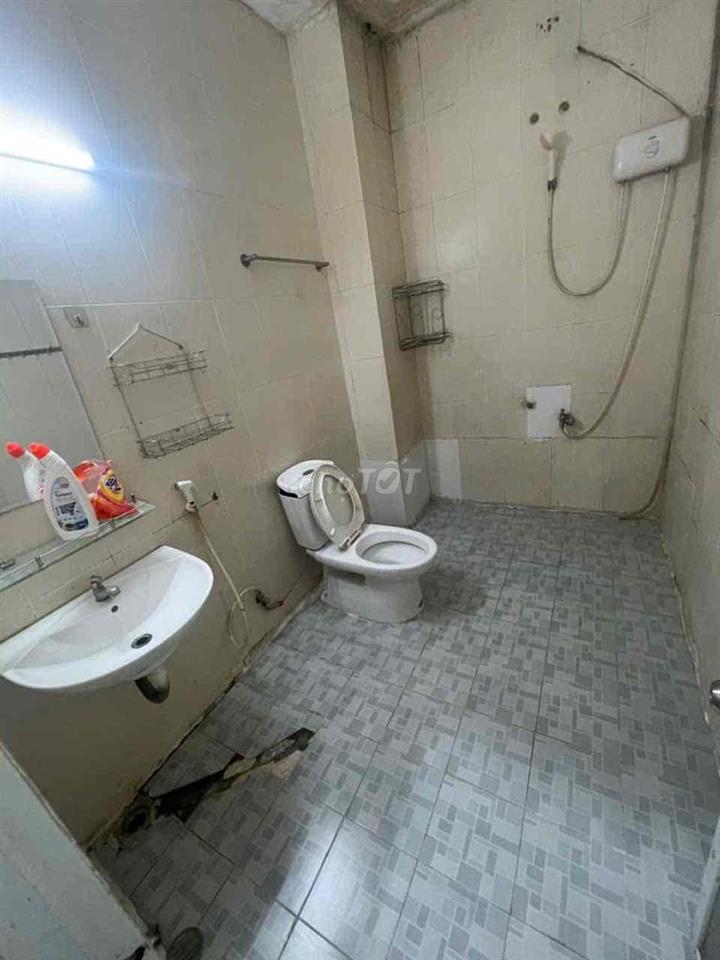 lầu 1 có 2 phòng 1 wc  có ban công  ở gđ 4 đến 5 người