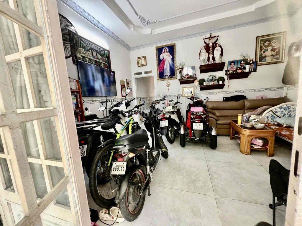 Nhà giáp Tân Bình, gần chợ Bà Quẹo, 70m2, 2 tầng, nhỉnh 5 tỷ.